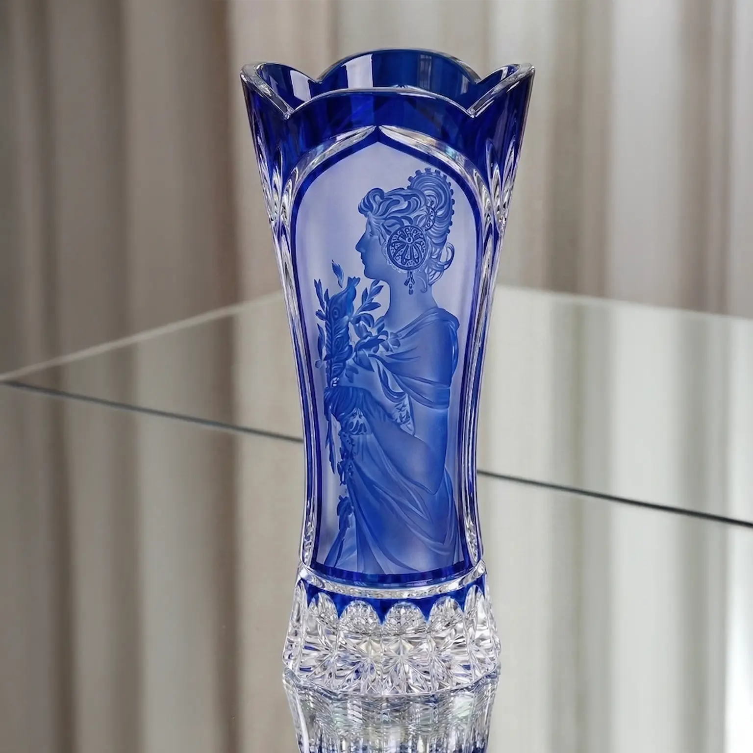 Luxuriöse Kristallvase Mucha – blaues Überfangkristall, Design von František Šebesta (Art Glass) | Kunstglas